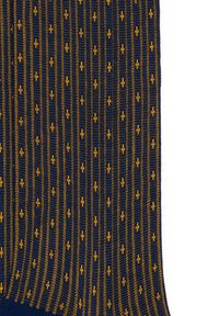Calze a righe blu navy con un motivo testurizzato, che presentano motivi gialli a forma di freccia distribuiti uniformemente sul tessuto.
