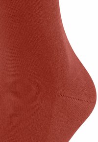 Socken in rostfarben mit glattem Strickmuster. Das Design verfügt über eine nahtlose Zehenpartie und eine kurvenreiche, formschlüssige Passform.