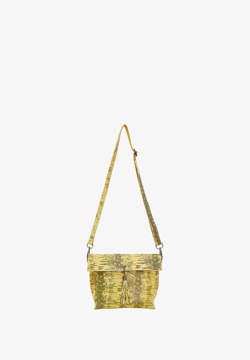 Gelbe Schultertasche mit Muster, Klappverschluss, dekorativem Quast und verstellbarem Tragegurt, mit einer strukturierten, metallischen Oberfläche.