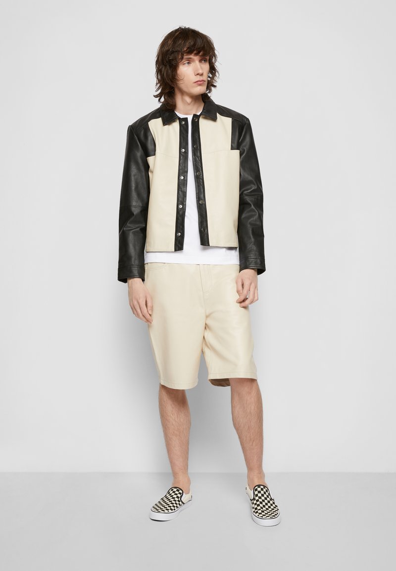 Herren Chinos | Deadwood BOI Lederhose white/weiß - TF84129 Herren Chinos | Deadwood BOI Lederhose white/weiß - TF84129