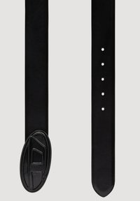 Cintura in pelle nera con fibbia arrotondata e scolpita. Presenta cinque fori di regolazione e una consistenza liscia.