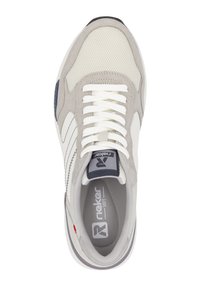 Baskets de sport grises en matériaux en maille et en daim, avec des lacets blancs, un accent bleu foncé et une semelle texturée grise. Logo Rieker visible.