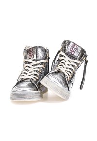 Metaalachtige zilveren hoge sneakers met witte veters, gouden oogjes en een gestructureerde afwerking. Voorzien van een gewatteerde kraag en een trekhaak.