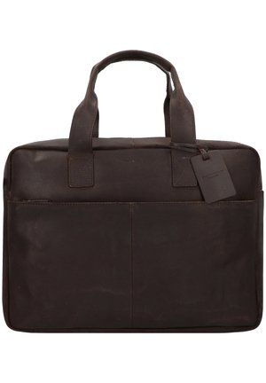 Malette en cuir marron avec doubles poignées, forme rectangulaire, poches avant et étiquette suspendue. Texture lisse et construction robuste.