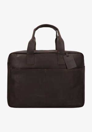 Malette en cuir marron avec doubles poignées, forme rectangulaire, poches avant et étiquette suspendue. Texture lisse et construction robuste.