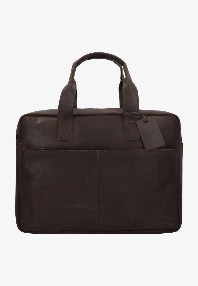 Malette en cuir marron avec doubles poignées, forme rectangulaire, poches avant et étiquette suspendue. Texture lisse et construction robuste.