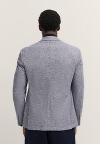 Strukturierte navy und weiße Blazeransicht von hinten, mit einem Reverskragen, zwei Knöpfen an jedem Ärmel und einer taillierten Passform.