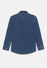 Koszula dżinsowa, ciemnoniebieska, z długim rękawem, z guzikami na mankietach, z kołnierzem w kształcie ostrego, z tylnym karczkiem z zakładką, subtelna tekstura, zaokrąglony dół.