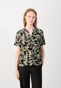 Kortslepet bluse i svart med blomsterdesign i lys grønn. Har V-hals og knappeplacket. Glatt, lett materiale.