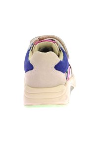 Baskets multicolores avec une tige en daim beige, des accents violets et un revêtement en maille. Semelle épaisse avec une teinte verdâtre et une sangle à velcro.