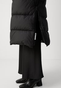 Marc O'Polo PUFFER COAT WITH HOOD SIDE SLITS WITH ZIPPER WELT POCKETS BACKPACK BELTS - Páperový kabát - black