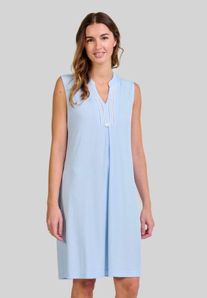 Vestido sin mangas azul claro con cuello mao, que presenta una tapeta decorativa con costuras verticales y una silueta fluida.