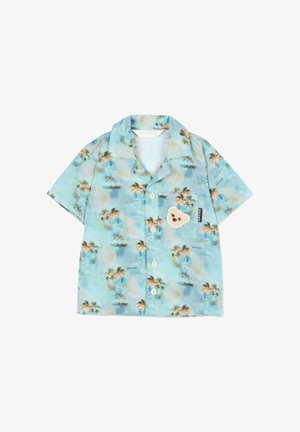 Camicia a maniche corte azzurro chiaro con stampa di palme e tasca frontale con una piccola toppa beige a forma di orsacchiotto.