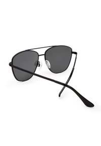Ochelari de soare aviator negri cu lentile gri închis, cadru din metal, brațe subțiri și tampoane de nas transparente. Textură netedă pe tot parcursul designului.