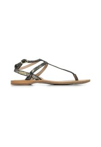 Sandali piatti neri con cinturini incrociati metallici, un dettaglio con fibbia e una suola color tan. I cinturini testurizzati offrono un motivo e un design distintivi.
