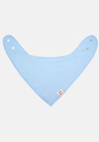Hellblaues Baumwoll-Lätzchen in dreieckiger Form, mit Druckknopfverschlüssen an den Spitzen und einem kleinen Stoffetikett mit einem bunten Design.