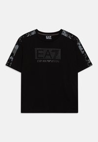 Černé tričko s krátkým rukávem s logem EA7 Emporio Armani na hrudi a šedými camo pruhy na ramenech a rukávech.