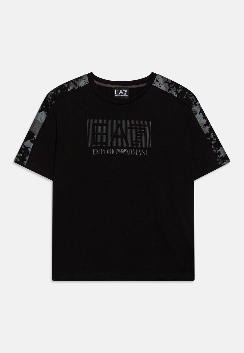 Černé tričko s krátkým rukávem s logem EA7 Emporio Armani na hrudi a šedými camo pruhy na ramenech a rukávech.