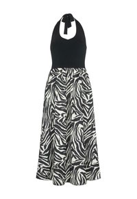 Robe dos nu avec un haut noir et une jupe fluide arrivant au genou, ornée d'un motif zèbre noir et blanc. Tissu doux, design décontracté.