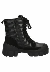 Botines negros con una superficie acolchada y brillante, que cuentan con un cierre de cordones en la parte frontal, cremallera lateral y suela de goma gruesa con un diseño geométrico.