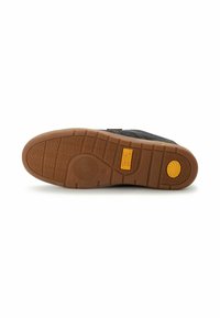 Donkergrijze schoen met een slank ontwerp, voorzien van een gestructureerd zwart bovenwerk, rubberen zool en een rubberen loopzool in een gumkleur met een geprofileerd loopvlak.