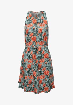 Kwiatowa sukienka na jasnoniebieskim tle, z czerwonymi i pomarańczowymi kwiatami, dopasowaną talią, bez rękawów i okrągłym dekoltem.