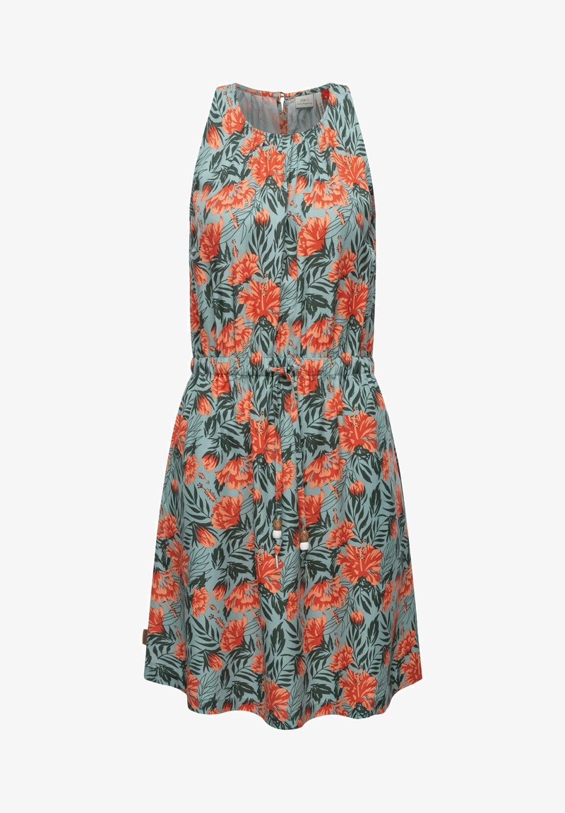 Blumenmaxikleid mit hellblauem Hintergrund, das rote und orangefarbene Blumen zeigt, eine taillierte Passform, ärmelloses Design und einen runden Halsausschnitt hat.