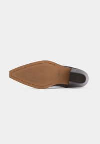 Σόλα καφέ μυτερού επίσημου παπουτσιού με υφή για καλύτερο κράτημα και γκρι λαστιχένια επιφάνεια στη φτέρνα, μέγεθος 38 σημειωμένο στη σόλα.