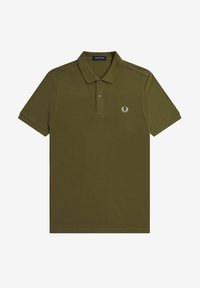 Polo verde oliva in cotone morbido con colletto classico, placket a due bottoni e un piccolo logo ricamato bianco sul lato sinistro del petto.