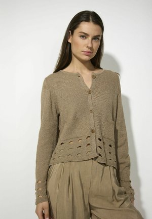 Hellbrauner Strick-Cardigan mit einem strukturierten Design, V-Ausschnitt, braunen Knöpfen und Ausschnitten am Saum und an den Ärmeln.
