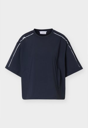 Cămașă largă cu mâneci scurte, culoare bleumarin, cu finisaje albe pe cusăturile umerilor și buzunarele laterale, decolteu rotund, croială lejeră.