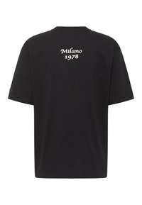 Zwarte katoenen t-shirt met korte mouwen, een ronde halslijn en "Milano 1978" in het wit geborduurd op de rug.