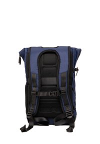 Sac à dos bleu marine avec des sangles noires ajustables, un panneau arrière rembourré, des accents en maille et une fermeture éclair en haut. Présente un design minimaliste.