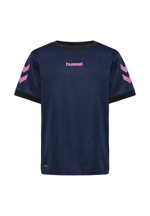 Marineblå sportsskjorte med korte ærmer med sort krave og ærmekanter, pink hummel-logo på brystet og pink Chevron-mønstre på ærmerne.