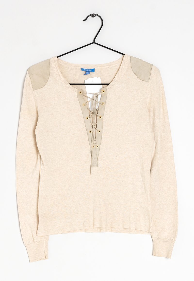 Pull beige à manches longues avec laçage à l'avant et coudières en suède, suspendu sur un cintre noir sur fond blanc.