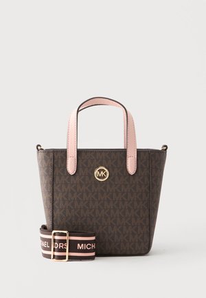 Petit sac à main marron de créateur avec poignées roses, emblème de logo doré et bandoulière rayée amovible avec détails du nom de la marque.