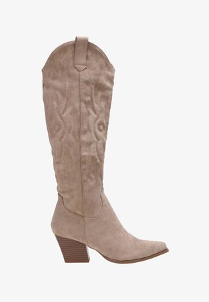 Botte en daim beige clair, montante jusqu'au genou, avec un bout pointu, des coutures texturées de style cowboy et un talon rectangulaire empilé.