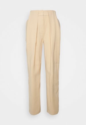 Pantalon beige taille haute, confectionné avec des plis devant et une coupe droite, présenté sur un fond blanc.