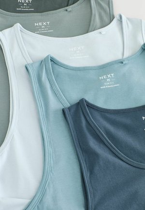 Vier Tanktops in unterschiedlichen Blau- und Grautönen, mit schlanker Passform, rundem Ausschnitt und Etikettendiagnose am Kragen.