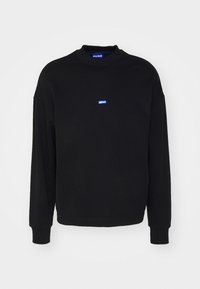Sort sweatshirt med høj hals, lange ærmer, ribstrikkede manchetter og en lille blå logo på brystet. Blød tekstur, minimalistisk design.