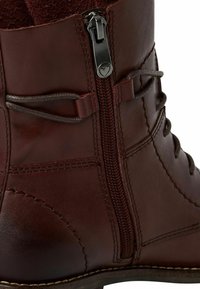Bottines en cuir marron avec surface texturée, fermeture éclair sur le côté et lacets assortis. Présente des détails de couture et un design à bout arrondi.