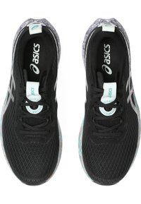 Scarpe sportive nere con tomaia in rete, logo Asics bianco e suola decorata con un motivo colorato. Presentano un design con lacci e colletto imbottito.