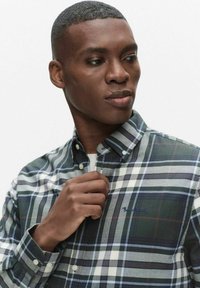 Koszula na guziki w kratę w kolorach granatowym, zielonym i białym. Posiada kołnierzyk, długie rękawy oraz haftowane logo na piersi. Materiał bawełniany.