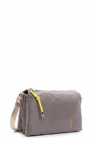 Borsa a tracolla in tessuto grigio con zip gialla e tracolla beige regolabile. Forma rettangolare, caratterizzata da un design elegante.