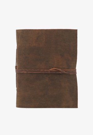 Bruin leren dagboek, gesloten en vastgemaakt met een omslagriem, op een witte achtergrond.