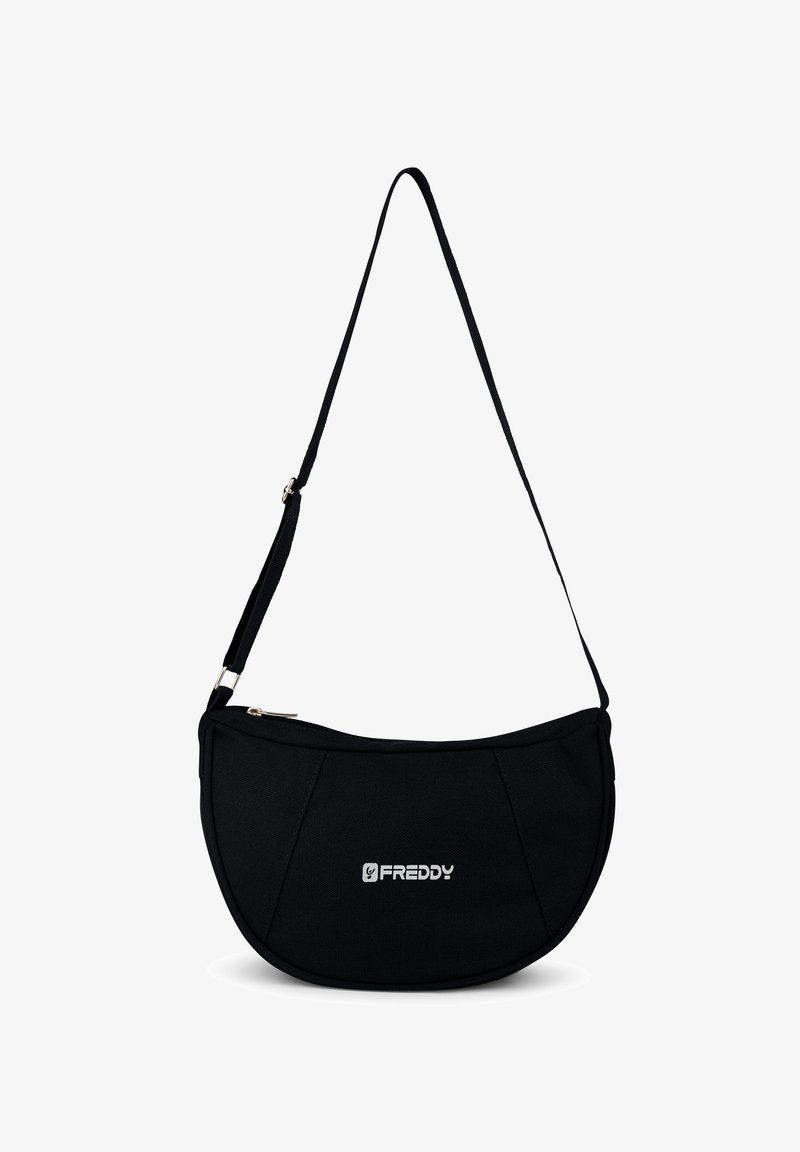 Borsa a spalla nera in tessuto, di forma curvata con chiusura a zip, dotata di un logo argentato e di una tracolla regolabile. Texture liscia senza pattern.