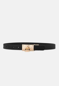 Zwarte leren riem met een gouden metalen sluiting met een decoratief slotontwerp, een gladde textuur en meerdere verstelgaten.