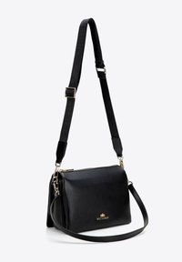 Czarna skórzana torba na ramię o prostokątnym kształcie, z akcentami ze złotego metalu, regulowanym paskiem i fakturowaną powierzchnią. Posiada zamknięcie na zamek.