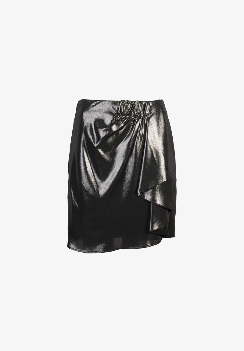Mini-jupe métallique noire avec détail froncé et volant à volants superposés asymétriques à l’avant, tissu lisse et brillant.