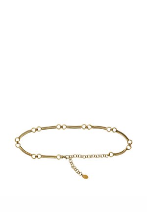 Ceinture chaîne en or avec maillons circulaires et chaîne d'extension réglable avec petite étiquette ovale sur fond blanc.